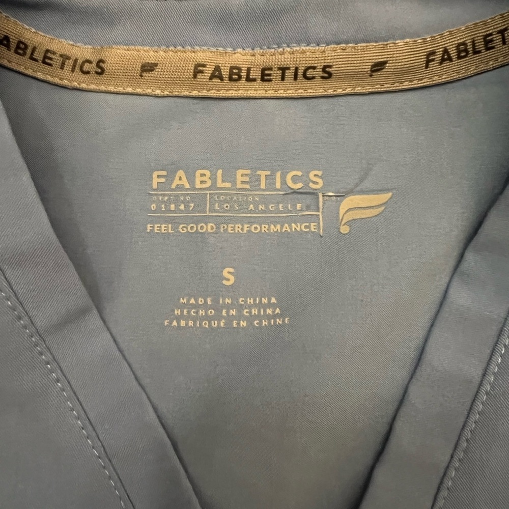 Blue Fabletics Scrub Set - Picture 4 of 9